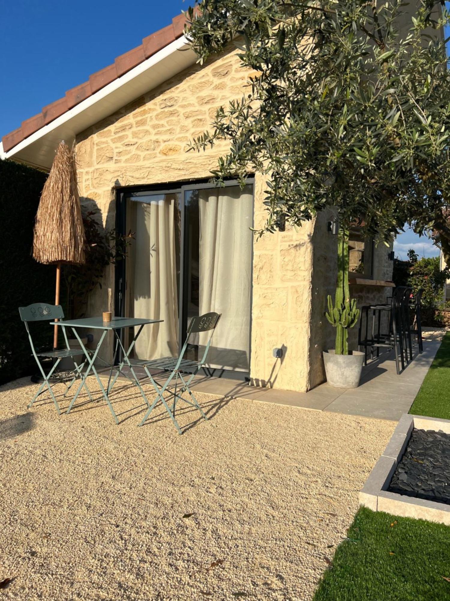 Hotel La Parenthese Auberives-sur-Vareze Exterior foto